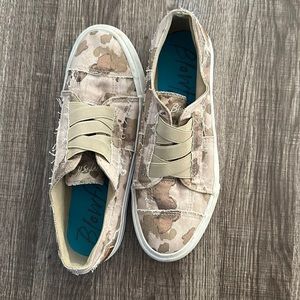 Size 9 Blowfish Camo sneaker.